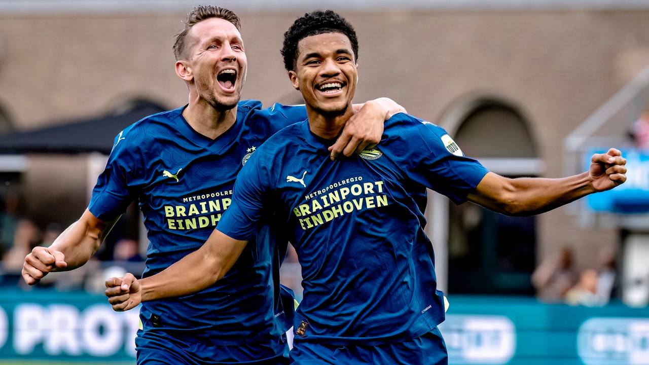 Luuk de Jong en Malik Tillman vieren de openingstreffer (foto: Marcel van Dorst).