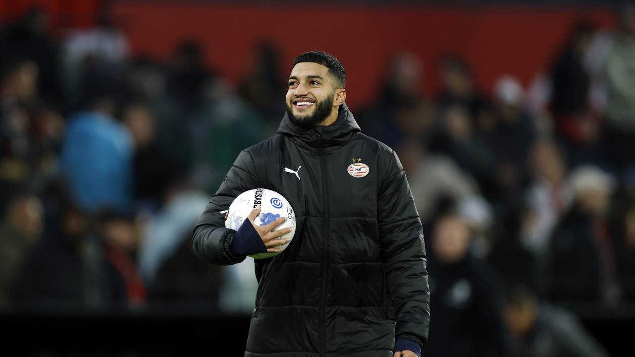 Ismael Saibari neemt na zijn hattrick de wedstrijdbal mee naar huis (foto: ANP)