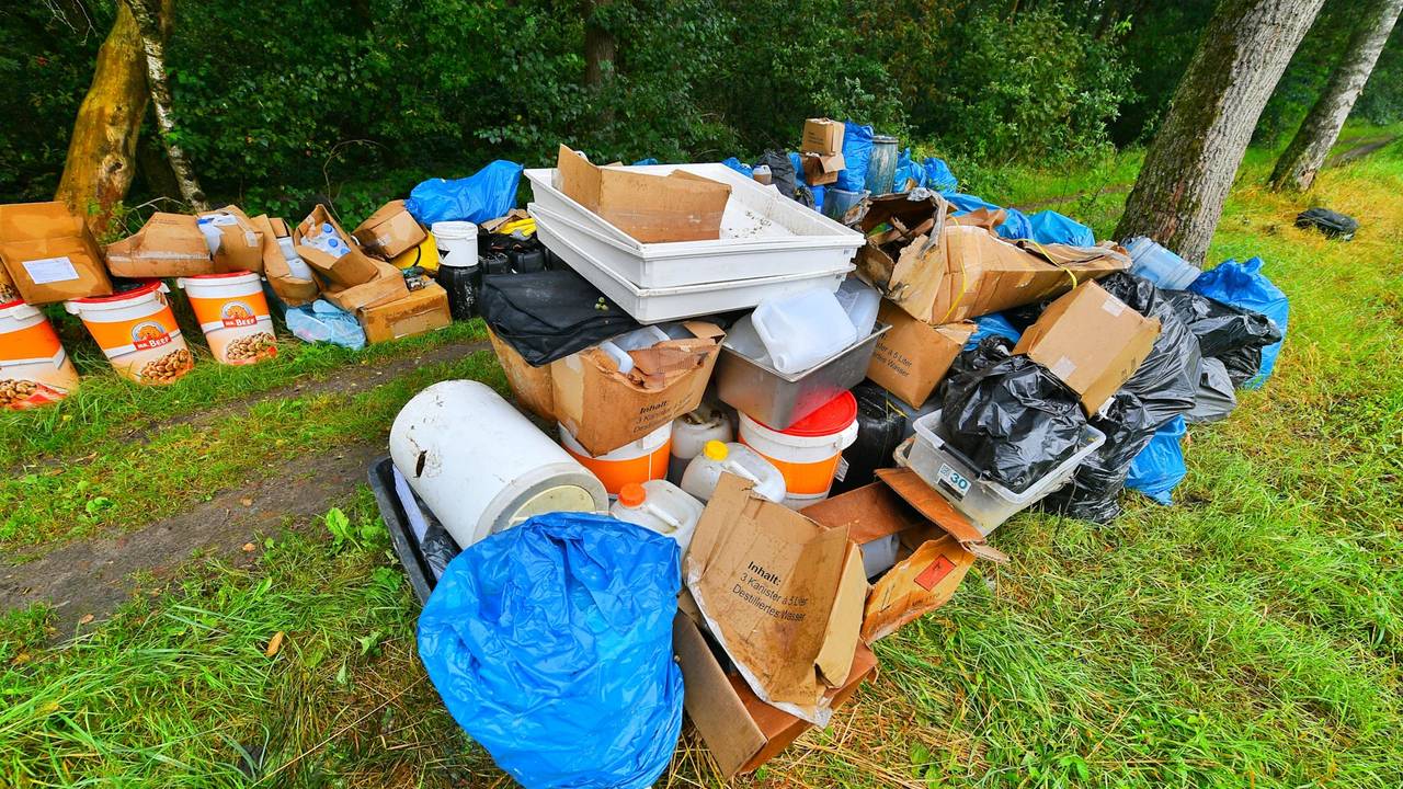 Een flinke dumping aan de Bergbosweg in Budel (foto: Rico Vogels/SQ Vision).
