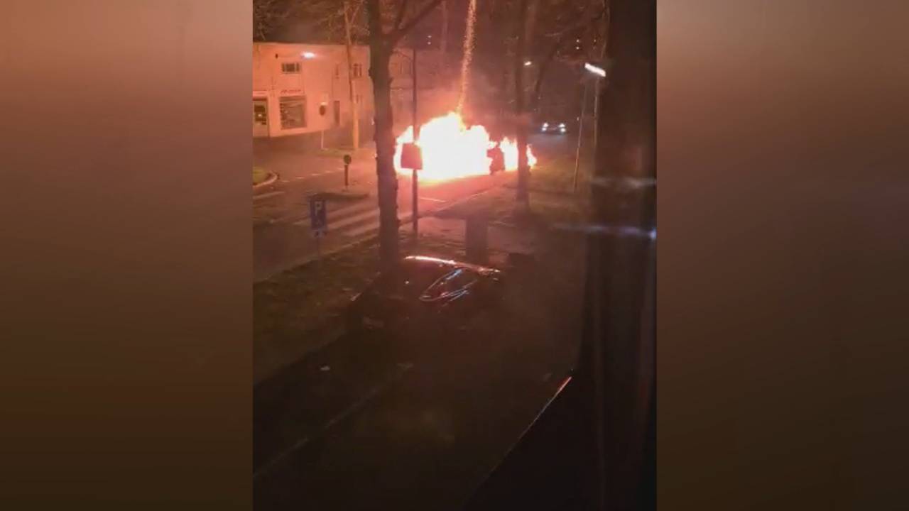 Een vuurwerkbom ontploft in Den Bosch tijdens de rellen.