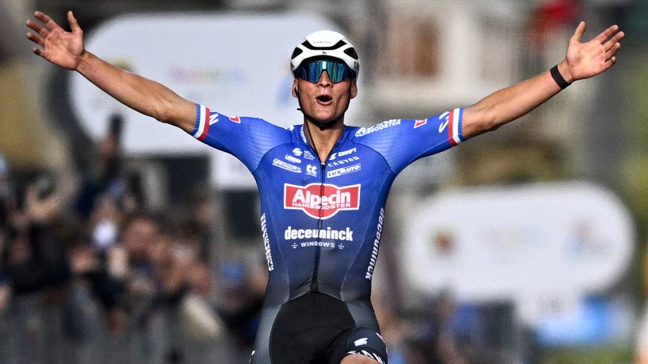 Mathieu van der Poel wint Milan - San Remo (foto: ANP).