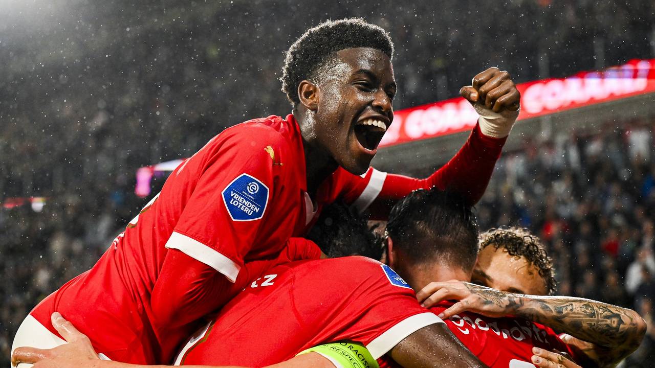 Isaac Babadi viert een doelpunt van PSV (foto: ANP).