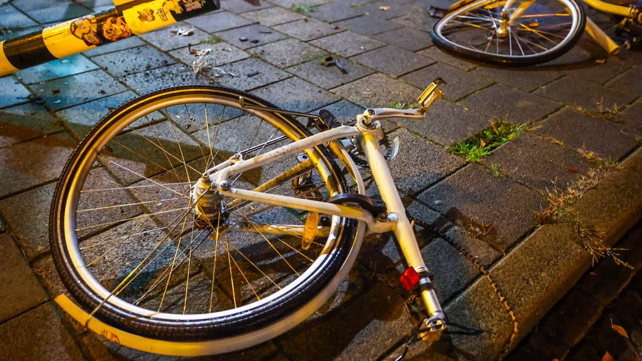 De fiets brak bij de aanrijding in de Karel de Grotelaan in Eindhoven in tweeën (foto: Dave Hendriks/SQ Vision).