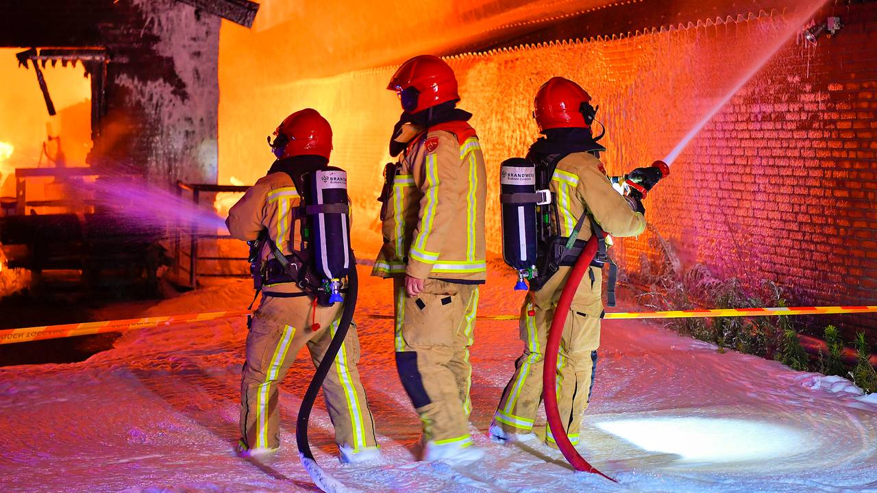 De brandweer bestreed het vuur in Reusel (foto: Rico Vogels/SQ Vision).