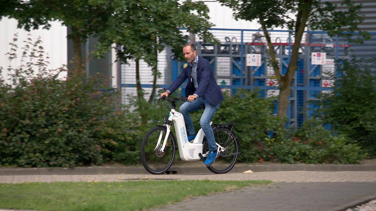 Dick van Goch op zijn waterstoffiets.