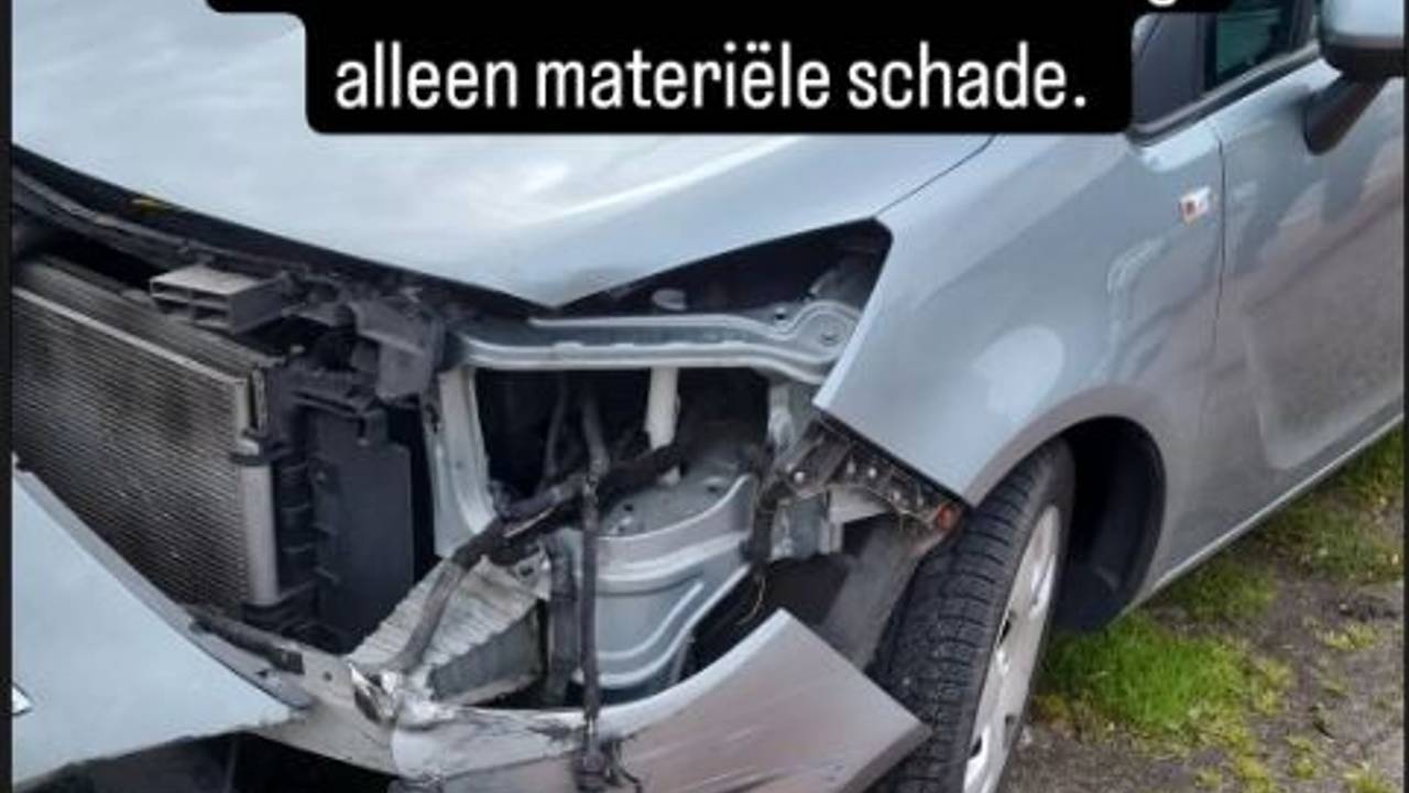 De auto raakte bij de botsing in Geertruidenberg zwaar beschadigd (foto: Instagram wijkagenten Geertruidenberg).