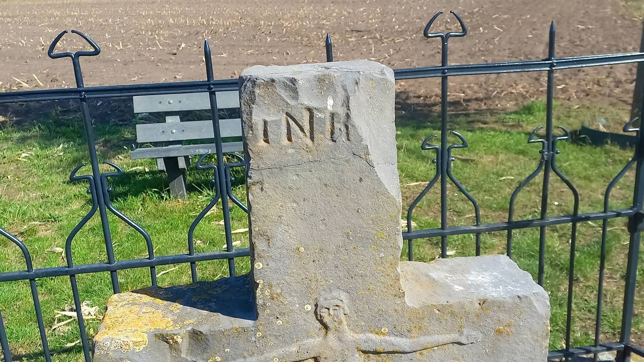 Het hagelkruis is hersteld nadat het eerder zwaar beschadigd was (foto: Henk van Beek).