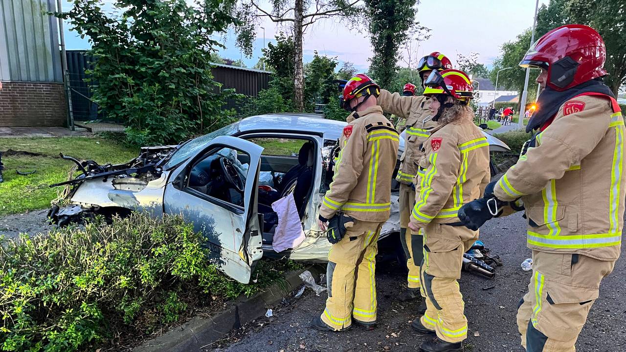 De bestuurder van de auto is na de crash in Someren naar een ziekenhuis gebracht (foto: Harrie Grijseels/SQ Vision).