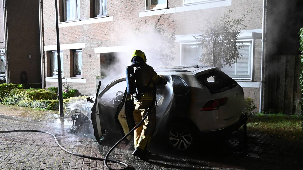 De brandweer bluste de auto aan de Ripaertsbeemd in Breda (foto: Perry Roovers/SQ Vision).