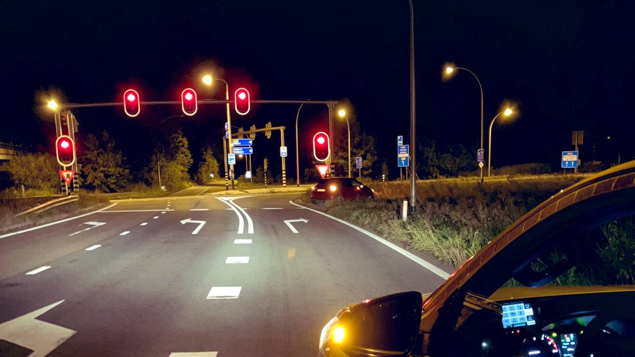 De auto strandde in Asten voor de stoplichten naar de A67 (foto: X/Weginspecteur Robert).