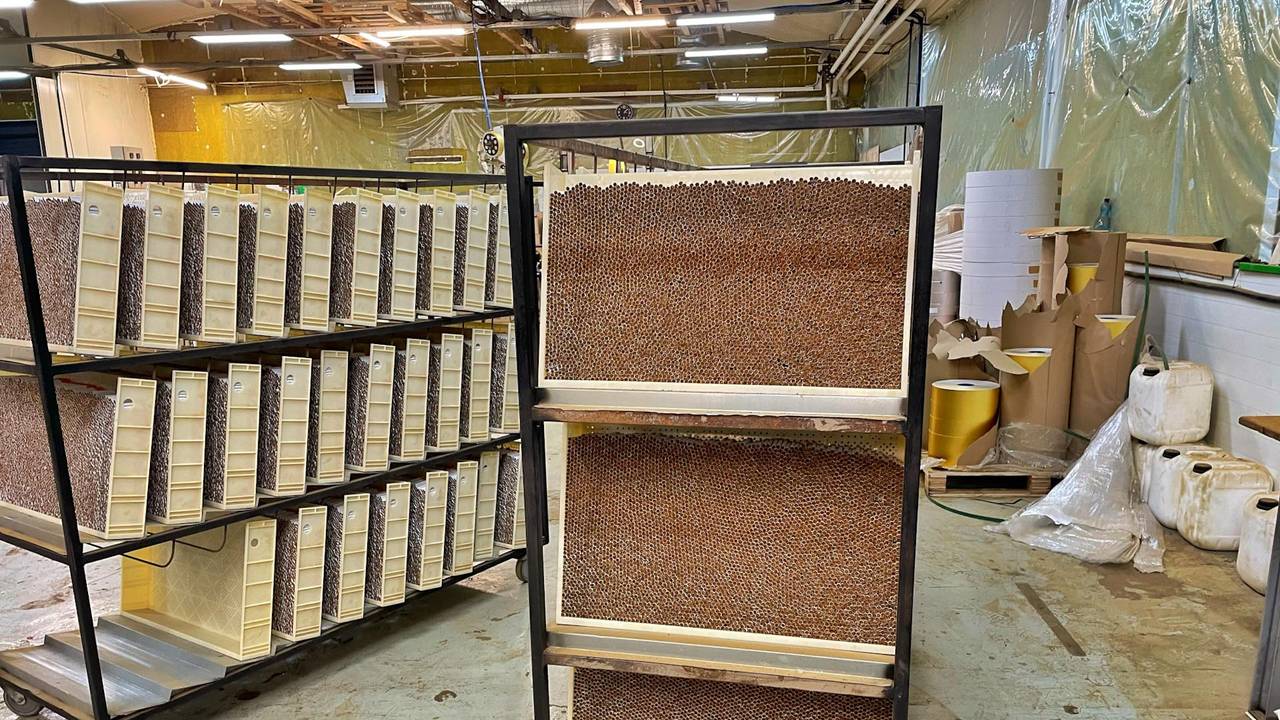 Meerdere machines en tabak gevonden in bedrijfshal (foto: SQ Vision).