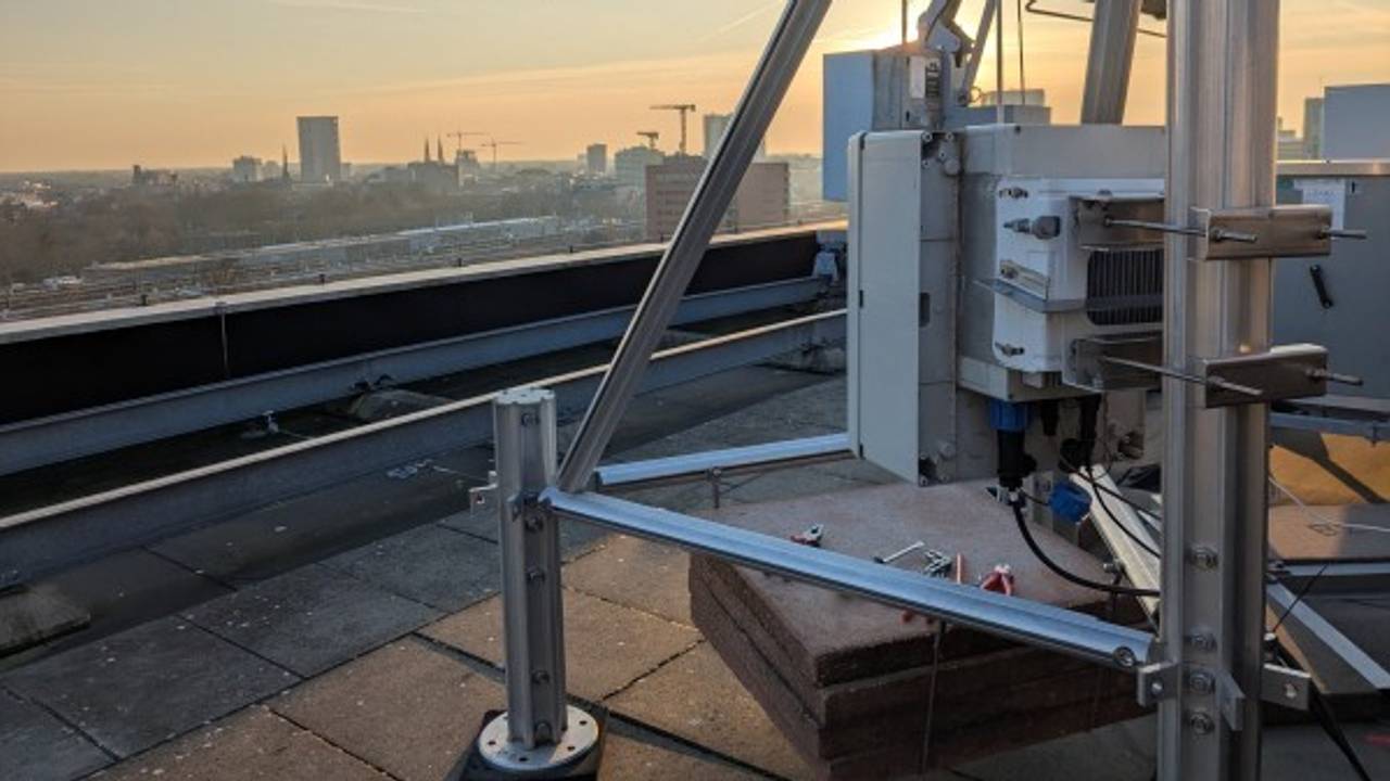 De optische antenne op het dak van een Tu/e-gebouw met uitzicht over Eindhoven, in de richting van de High Tech Campus (foto: Vincent van Vliet).