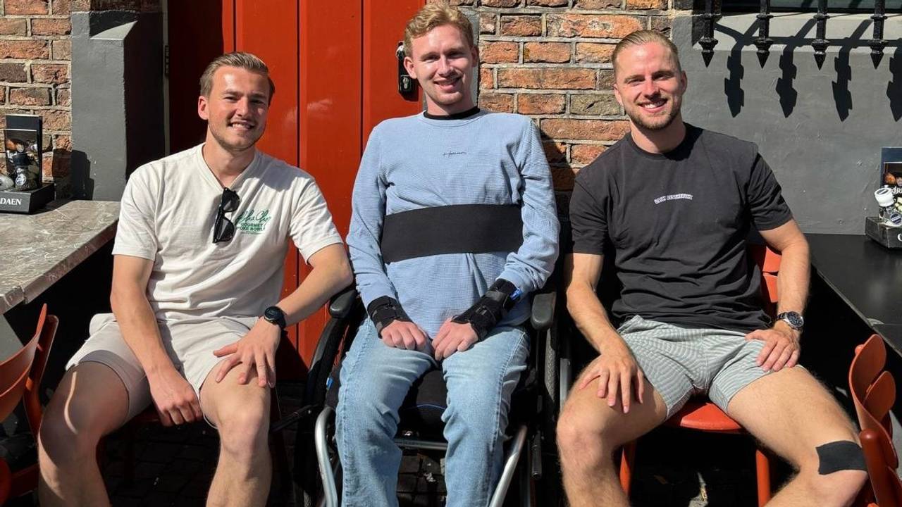 Jordy met links naast hem zijn vriend Ward die hem uit het water haalde en rechts Stijn die er ook bij was (Foto: Jordy van den Enden)