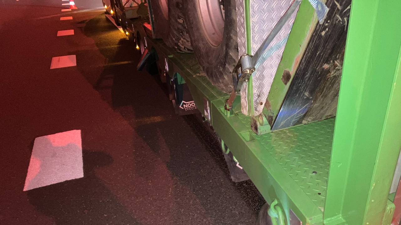 De vrachtwagen strandde met afgelopen wielen (foto: X/Wis_Ivo).