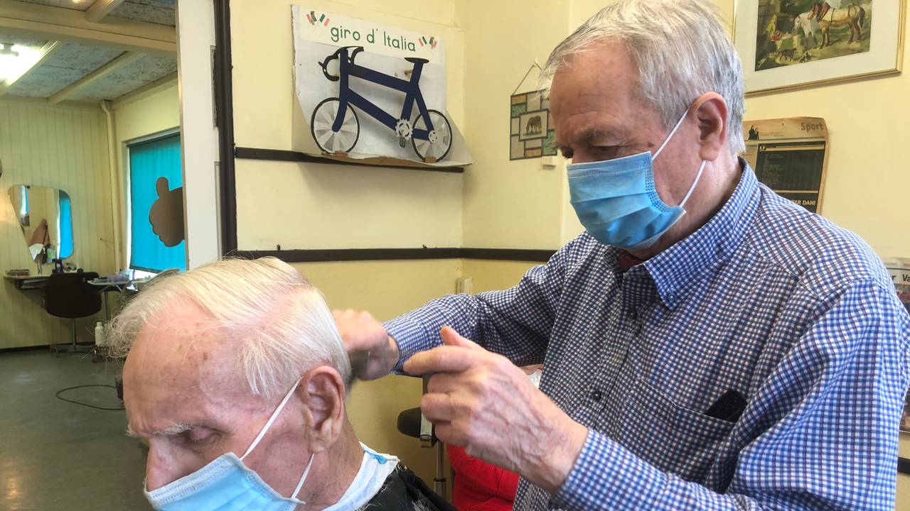 82-jarige kapper Jan zit 65 jaar in het vak en knipt maar door.