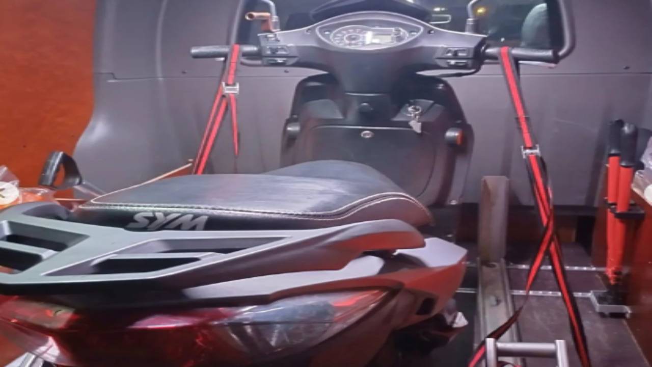 Hun scooter werd in een politiebusje meegenomen (Foto: Politie Someren).