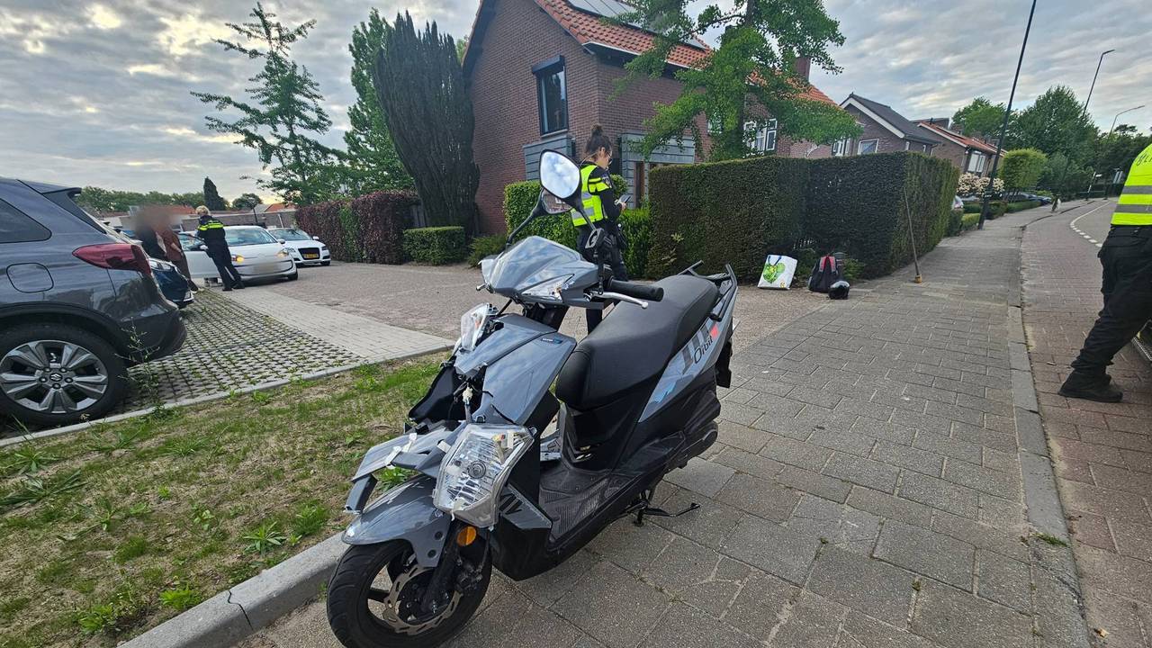 Bestuurder van scooter raakt gewond na botsing met auto (foto: Addy Smits/Persbureau Heitink).