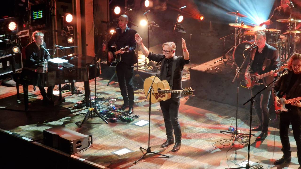 Guus Meeuwis in de Webster Hall (foto: Noël van Hooft)