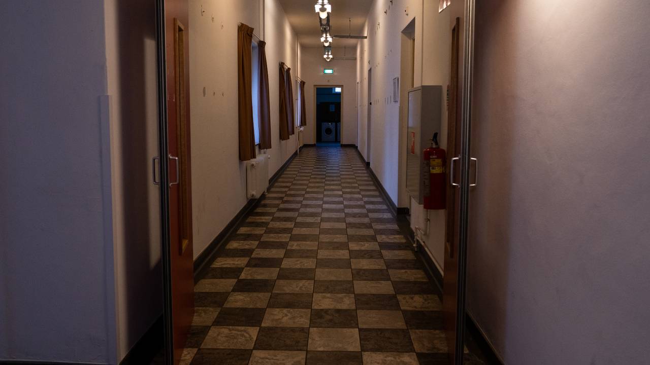 Een gang in de crisisnoodopvang in Goirle (foto: Pieter Soethout)