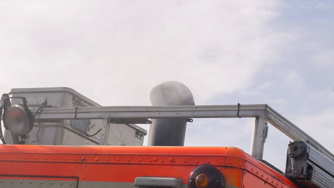 Vanwege de rook uit de schoorsteen dachten buurtbewoners dat er brand woedde in de foodtruck (foto: Harrie Grijseels/SQ Vision).