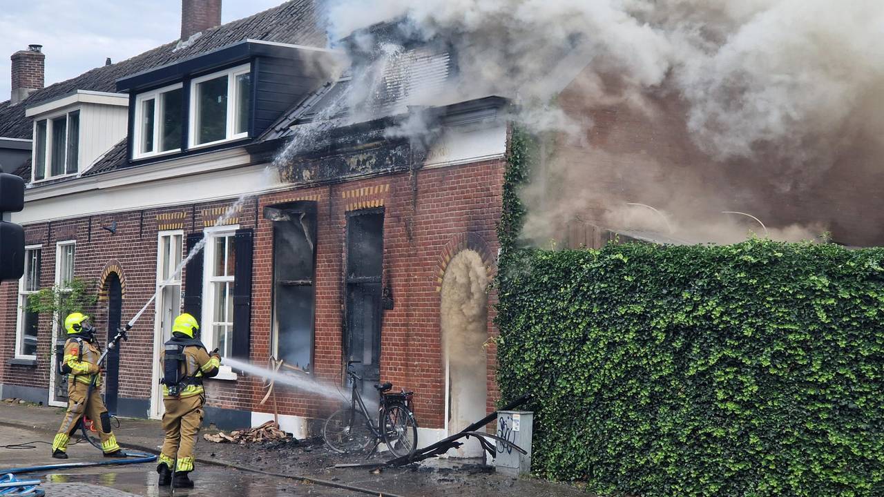 Drie Mensen Gewond Bij Grote Woningbrand In Breda, Huis Volledig ...