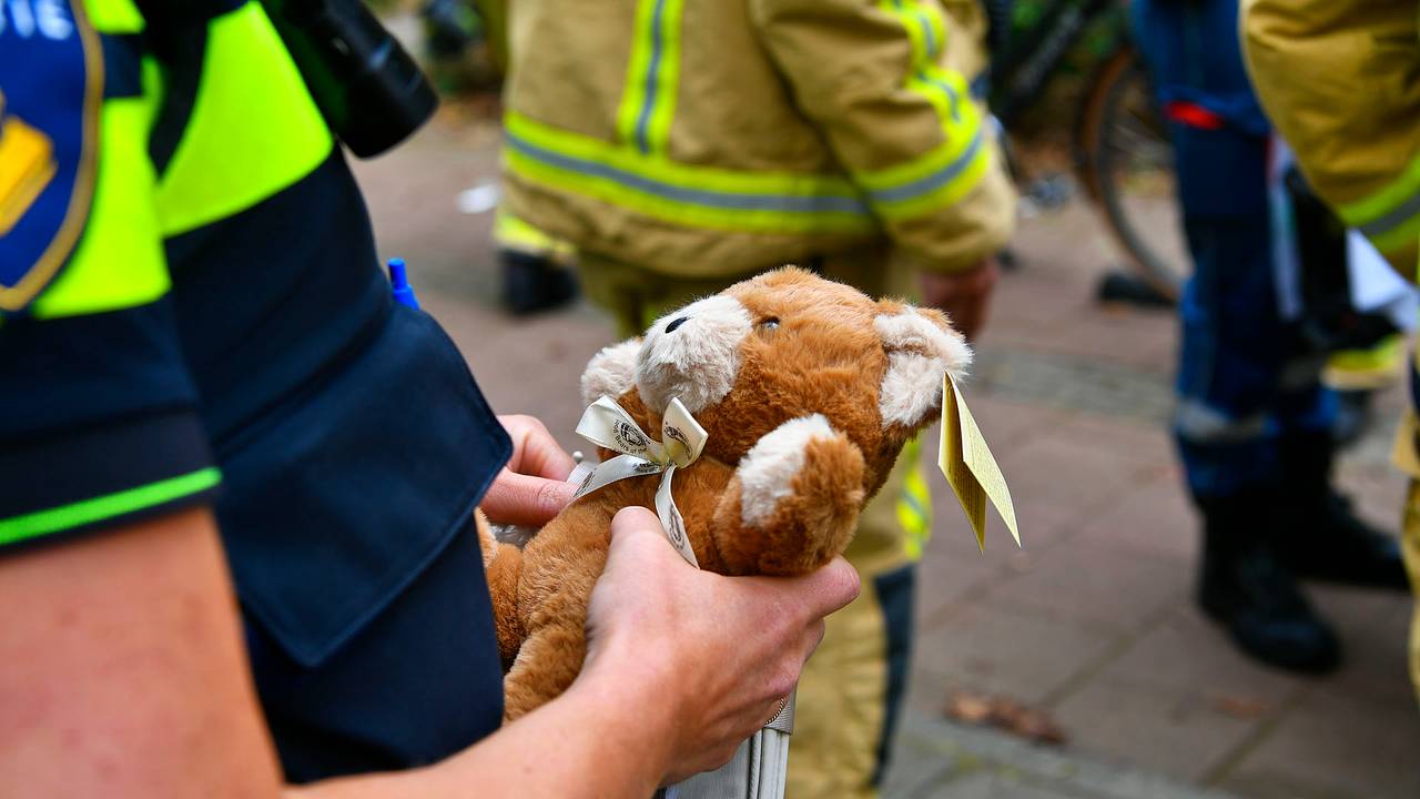 Het meisje kreeg een beertje als troost tegen de schrik (foto: Rico Vogels//SQ Vision).