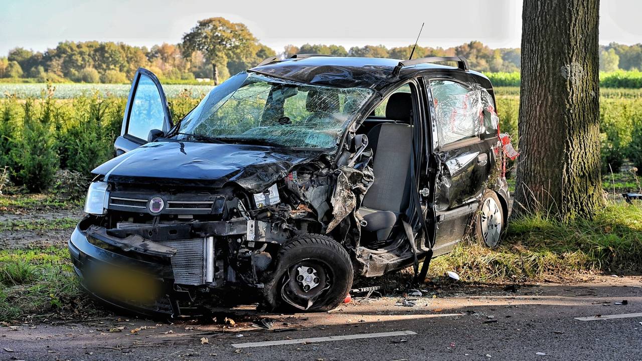 Automobilist zwaargewond na ongeluk (foto: Toby de Kort/SQ Vision).