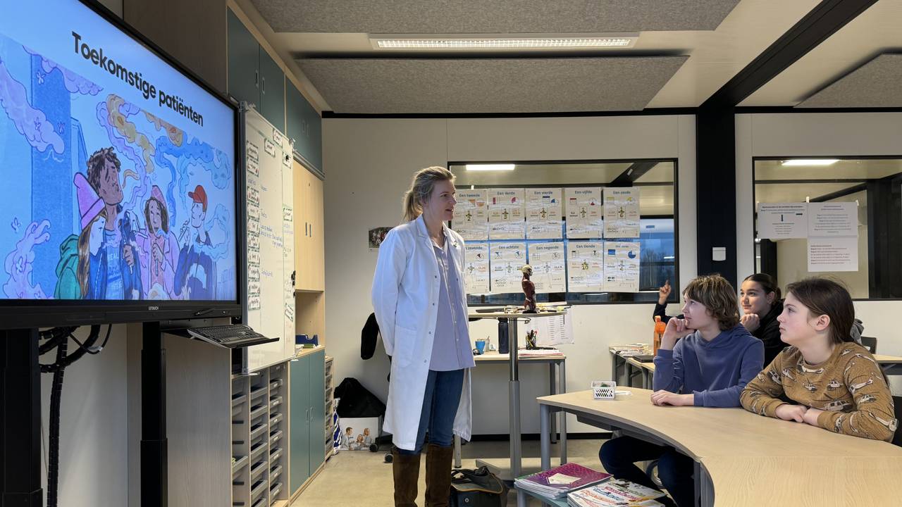 Wendy Hendrikse is één van de huisartsen die langs West-Brabantse basisscholen gaat, om voorlichting te geven over vapen (foto: Niek de Bruijn)