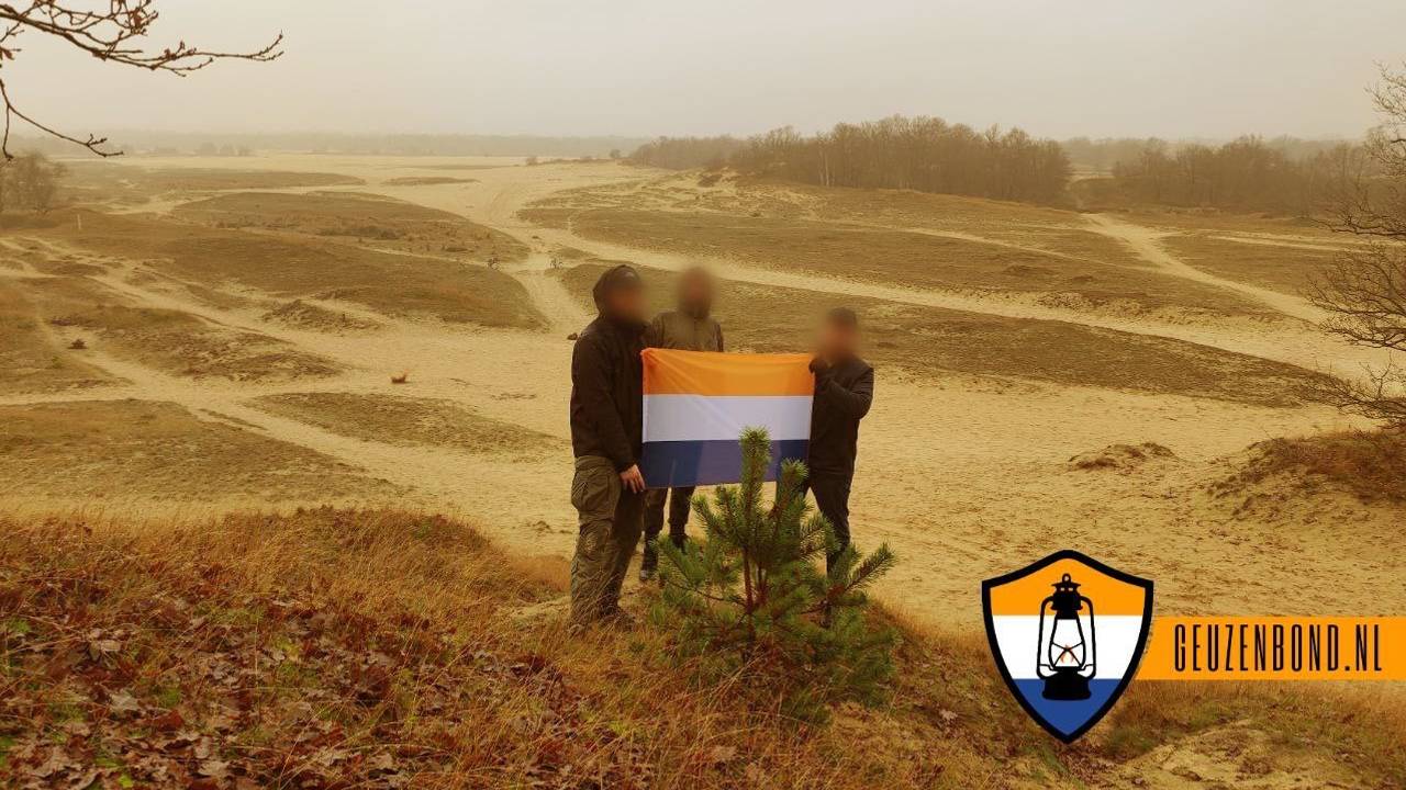 Leden van de Geuzenbond poseren in de Drunense Duinen (Foto: Telegram).