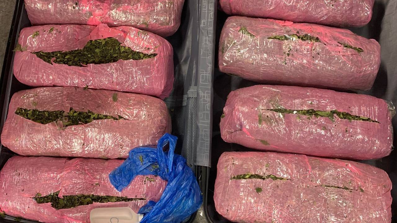 De qat zat verstopt in een koffer (foto: Koninklijke Marechaussee/Twitter).