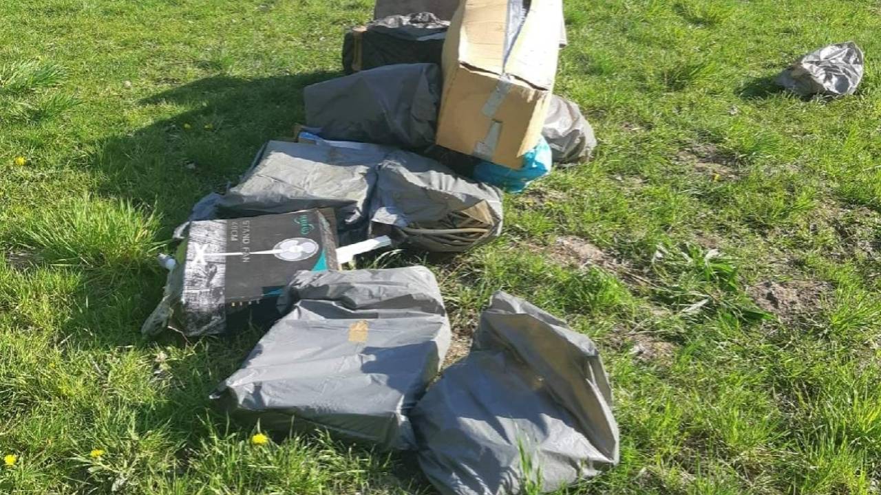 De gedumpte spullen die in Waspik zijn gevonden (foto: politie Waalwijk).