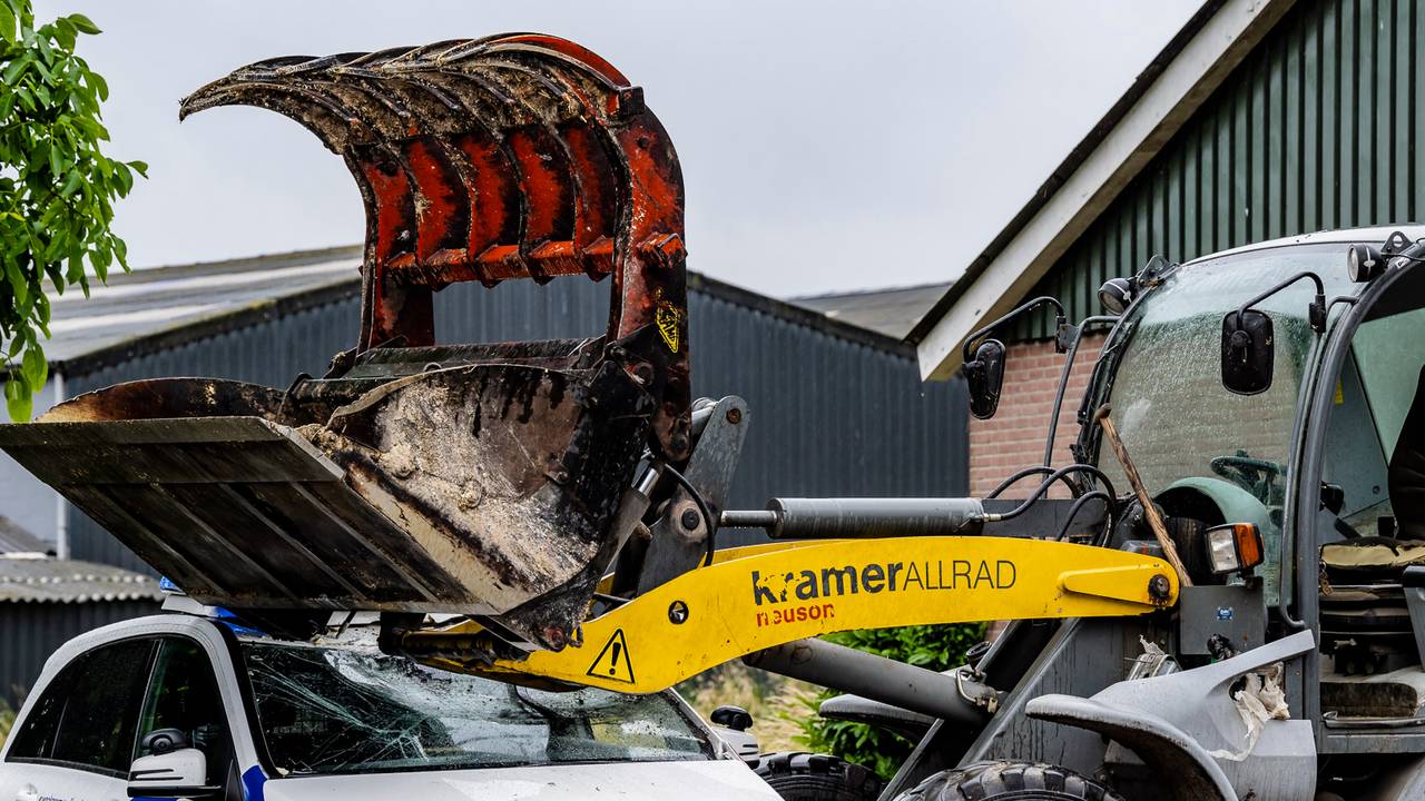 Met een shovel werd een auto geramd (foto: Jack Brekelmans/SQ Vision Mediaprodukties).