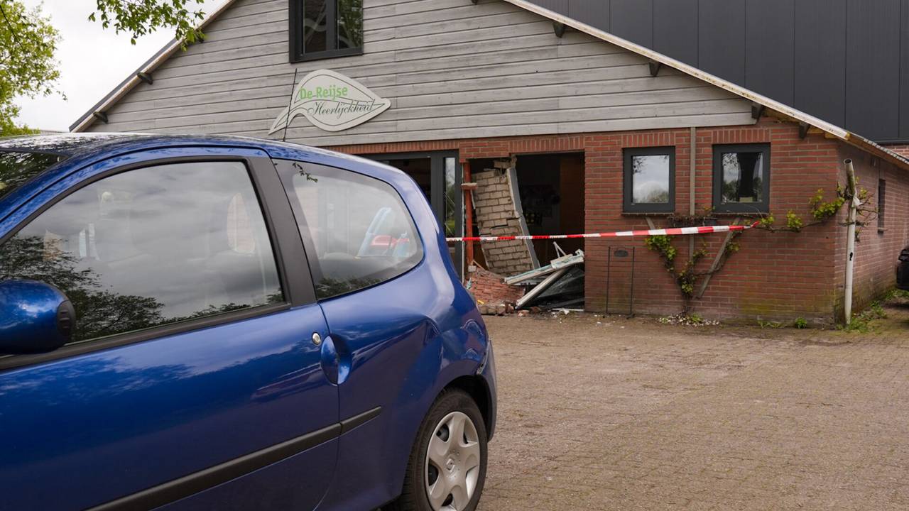 De automobiliste reed achteruit de boerderijwinkel binnen (foto: Harrie Grijseels/SQ Vision).