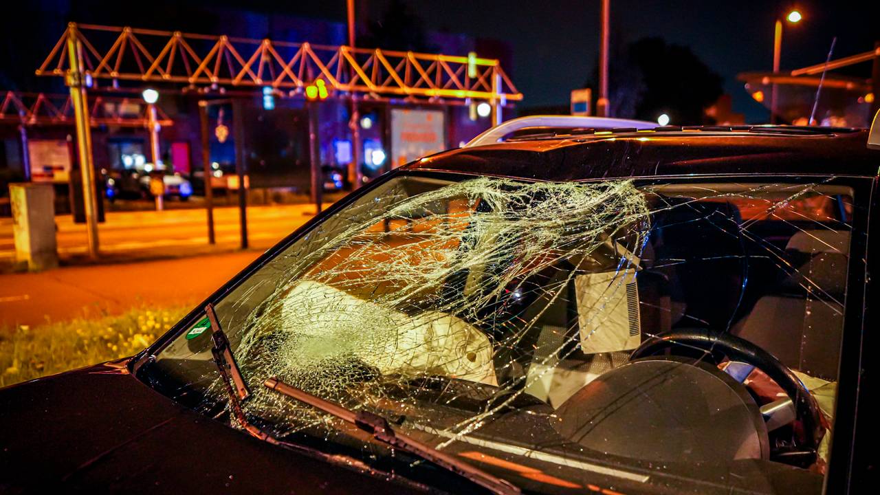 De auto raakte bij de aanrijding aanzienlijk beschadigd (foto: SQ Vision).