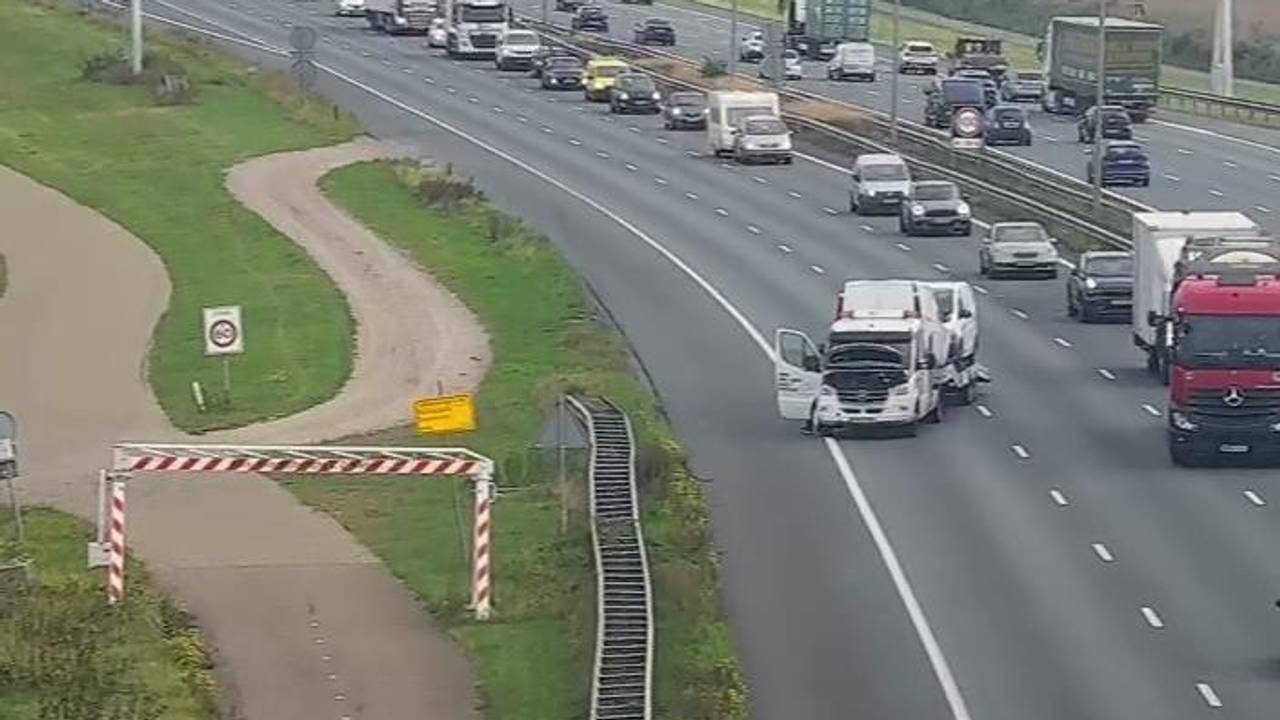 De gestrande autoambulance (foto: Rijkswaterstaat).