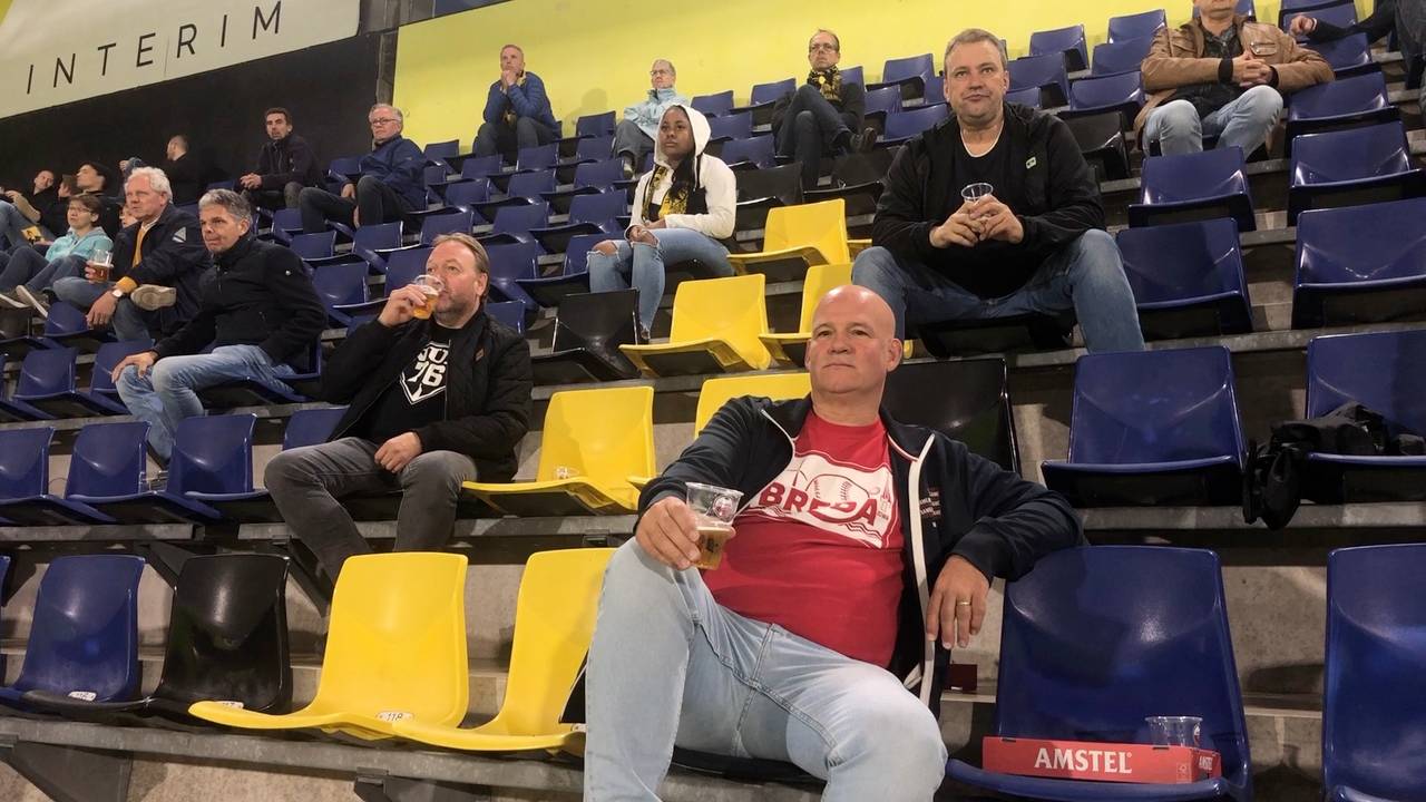 John, Peter en Patrick beleven hun eerste Avondje NAC in Coronatijd.