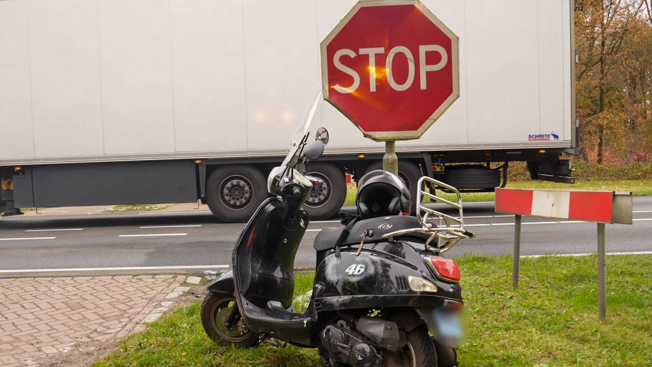 Een bergingsbedrijf heeft de scooter meegenomen (foto: Harrie Grijseels/SQ Vision).