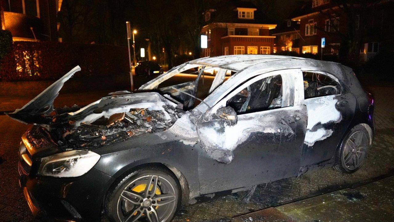 De brandweer was snel aanwezig, maar kon niet voorkomen dat de auto verloren ging (foto: Bart Meesters).