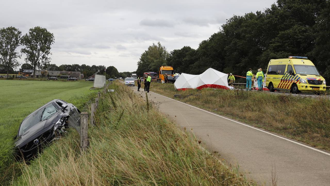 De weg is afgesloten. (Foto: Saskia Kusters / SQ Vision)
