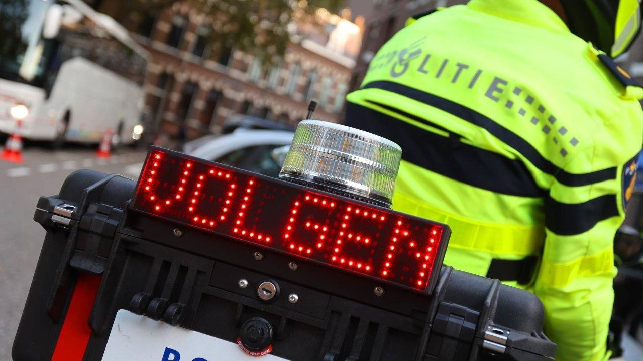 De verkeerscontrole in Den Bosch duurde urenlang (foto: Bart Meesters).