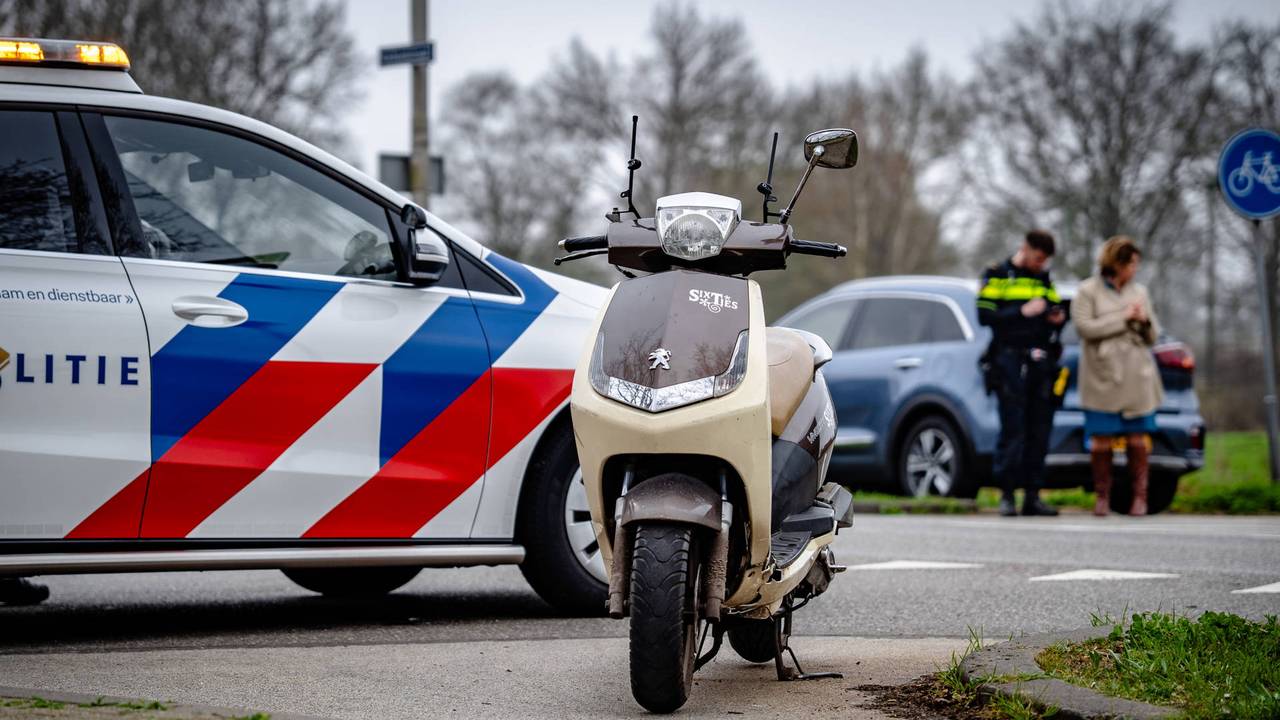 Scooter en auto botsen (foto: Lucas Lammers/Persbureau Heitink).