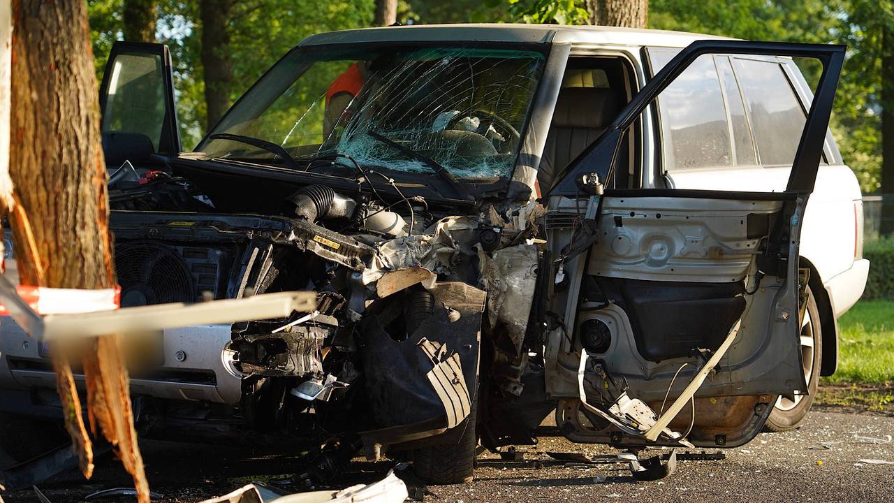 Automobilist zwaargewond na botsing tegen boom.