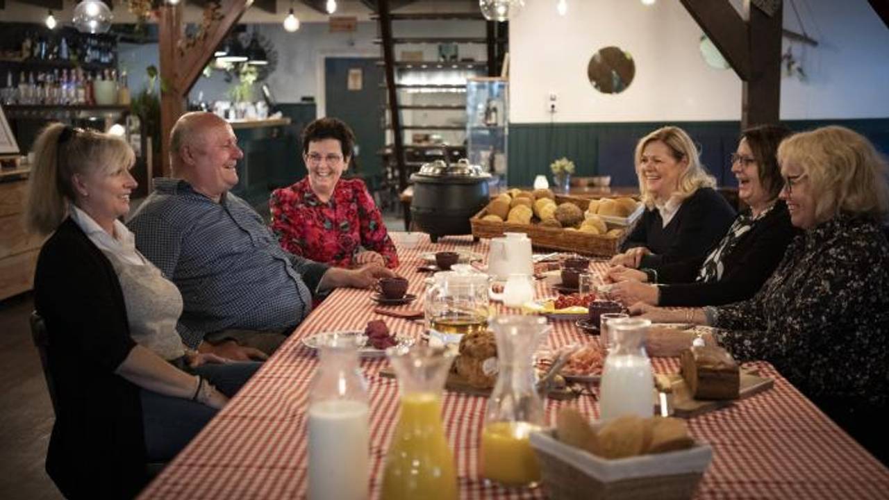 De drie logeervrouwen van Hans, tegenover hem aan de tafel, vlnr Margriet, Annette en Dinie