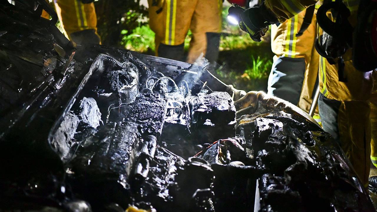 Vermoedelijk ontstond de autobrand door een technisch mankement (foto: Rico Vogels/SQ Vision).