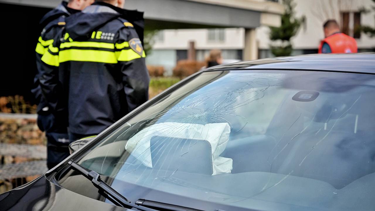 Auto botst tegen omhoog komend paaltje (foto: Toby de Kort/SQ Vision).