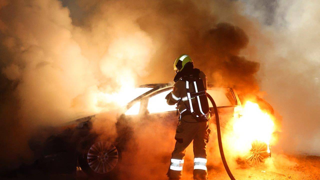Hoe de brand aan de Dongestraat in Den Bosch kon ontstaan, wordt onderzocht (foto: Bart Meesters).