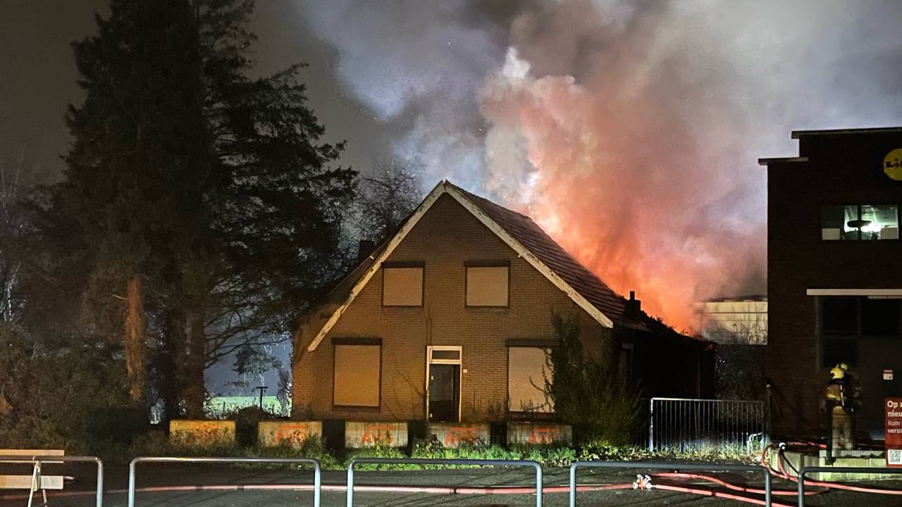 De brand woedde aan de achterkant van het pand (foto: Marco van den Broek/SQ Vision).
