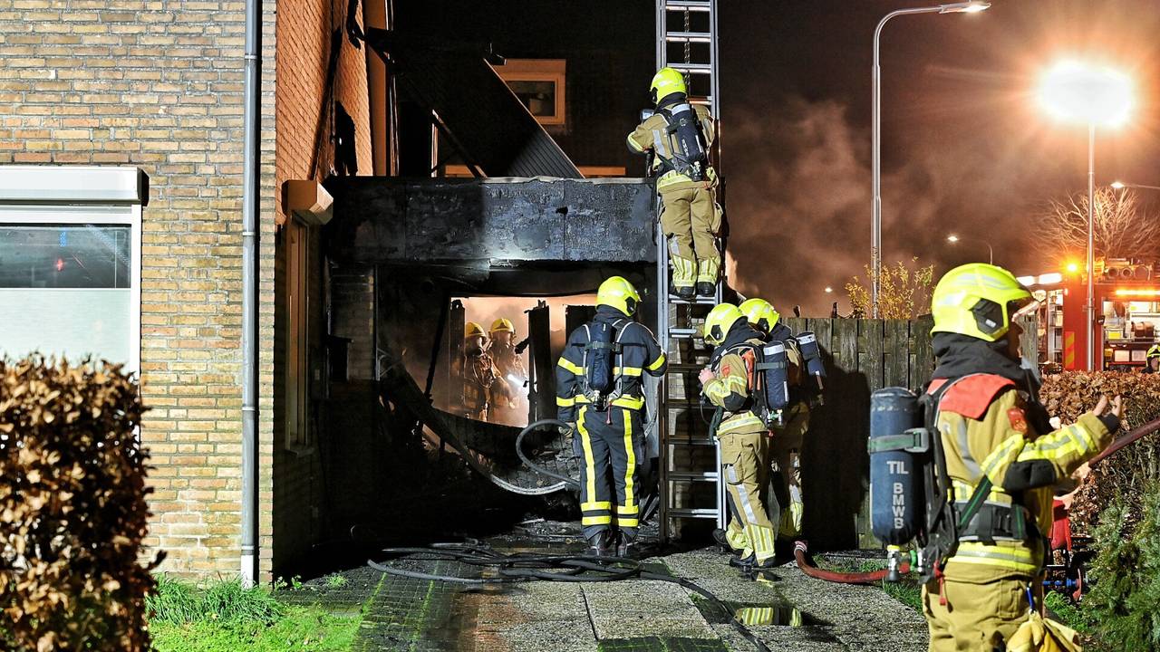 gewonde bij woningbrand • botsing bij de Moerdijkbrug.