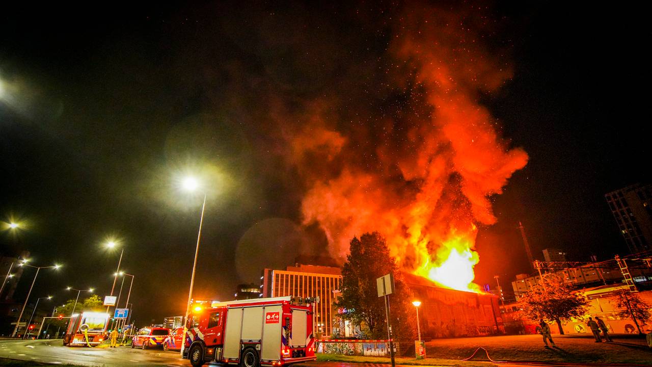 De brandweer heeft veel werk aan het Stroomhuis (foto: SQ Vision).
