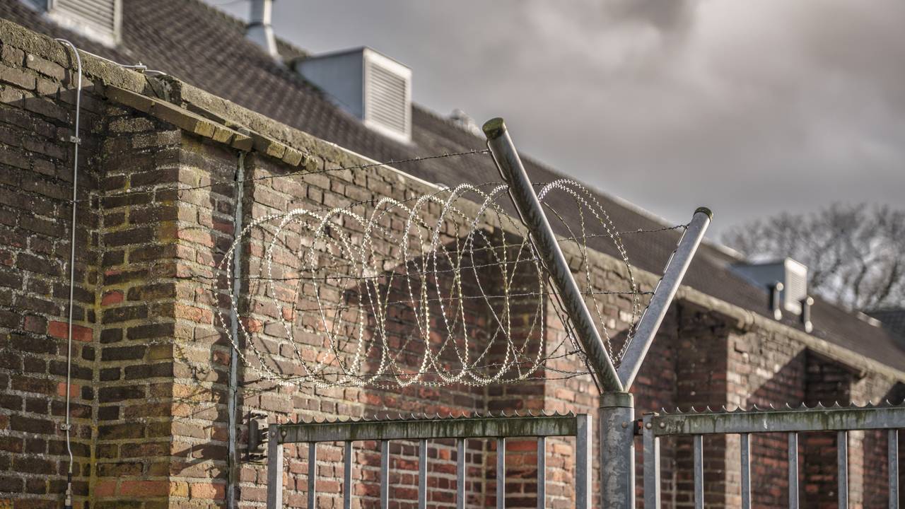 Prikkeldraad op het terrein van de PI in Vught (foto: Dienst Justitiële Inrichtingen).